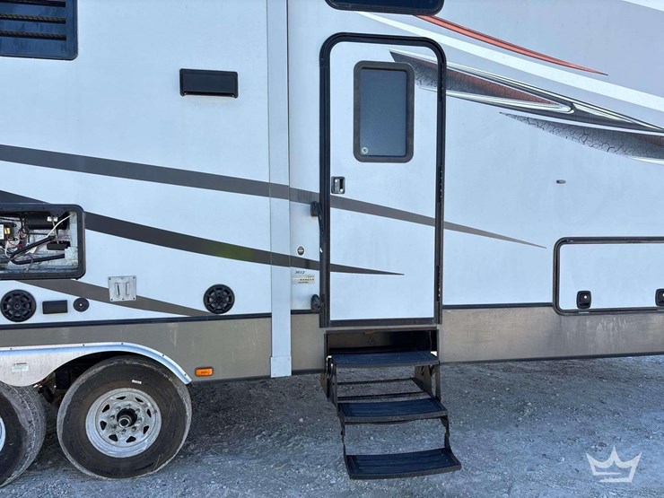 2014-crossroads-rv-elevation-t/a-5th-wheel-toy-hauler-travel-trailer-image-7