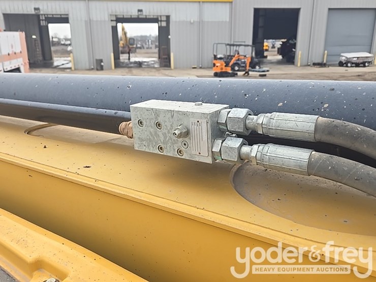 2018-caterpillar-tl1055d-image-37