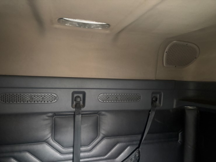 2016-freightliner-cascadia-113-image-43