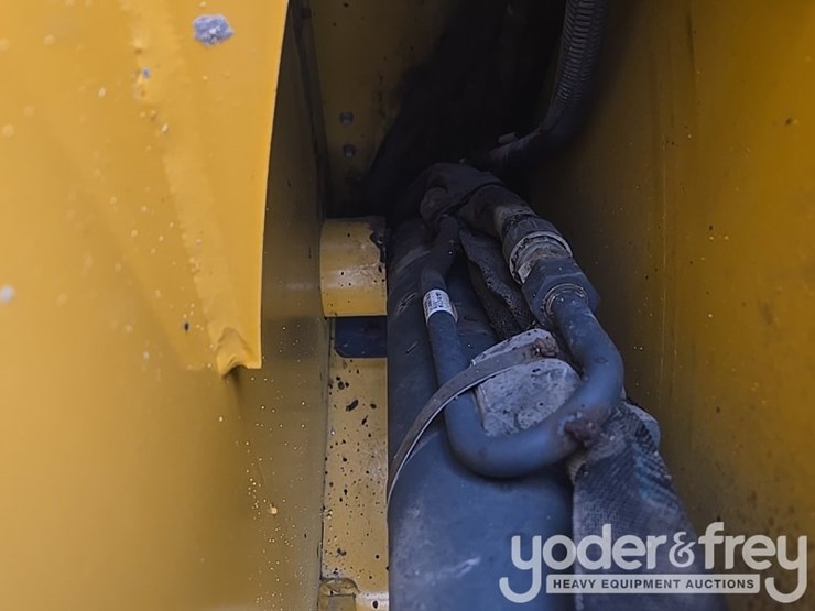 2021-deere-317g-image-40