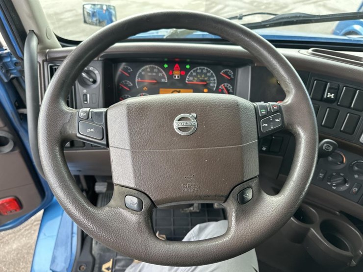 #2231-•-2016-volvo-vnl-sleeper-cab-semi-image-43