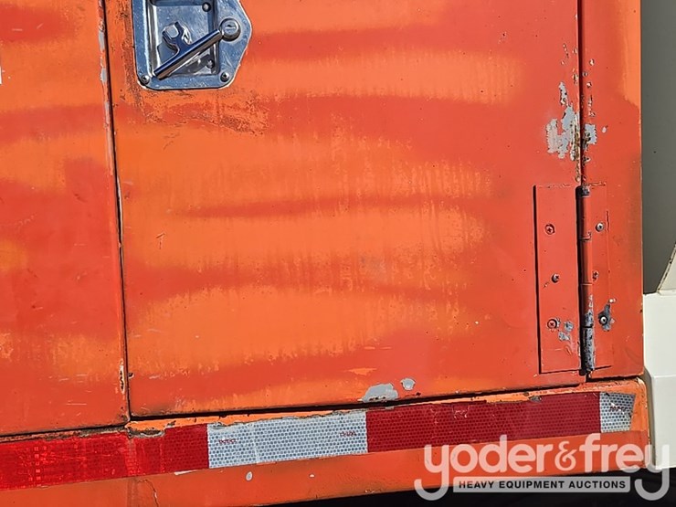 2009-peterbilt-335-image-78