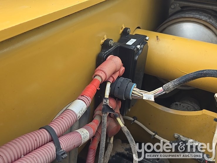 2018-caterpillar-tl1055d-image-40