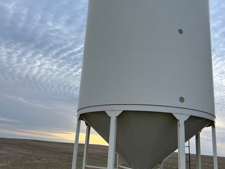 lot-44.-3,000-bu.-meridian-hopper-bin-image-3