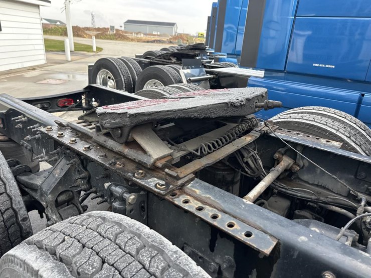 2019-volvo-10-image-23