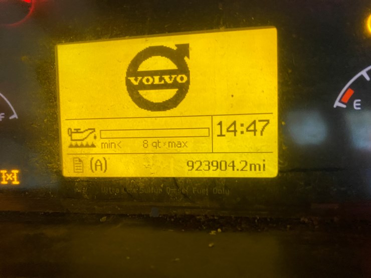 #310-•-2015-volvo-d13-tandem-axle-semi-rolled-over-(has-wi-title)-(algoma,-wi)-image-30