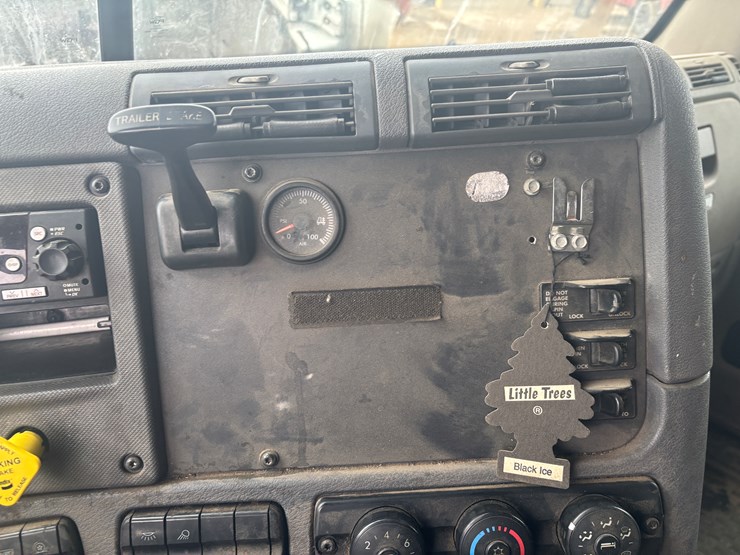 2016-freightliner-cascadia-113-image-30