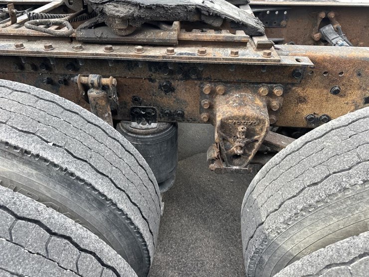 2003-volvo-10-image-37