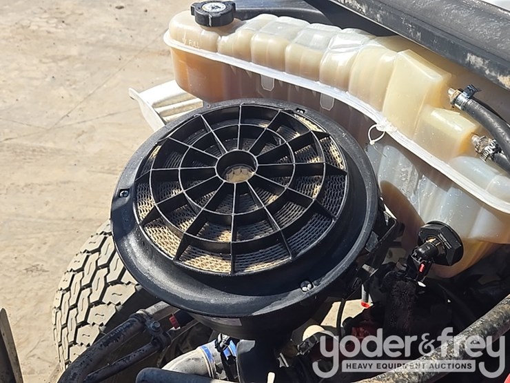 2017-freightliner-m2-106-image-35