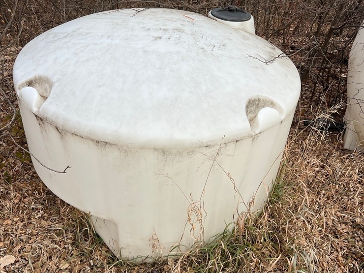 lot-43.-450-gallon-poly-tank-designed-for-back-of-pickup-image-1