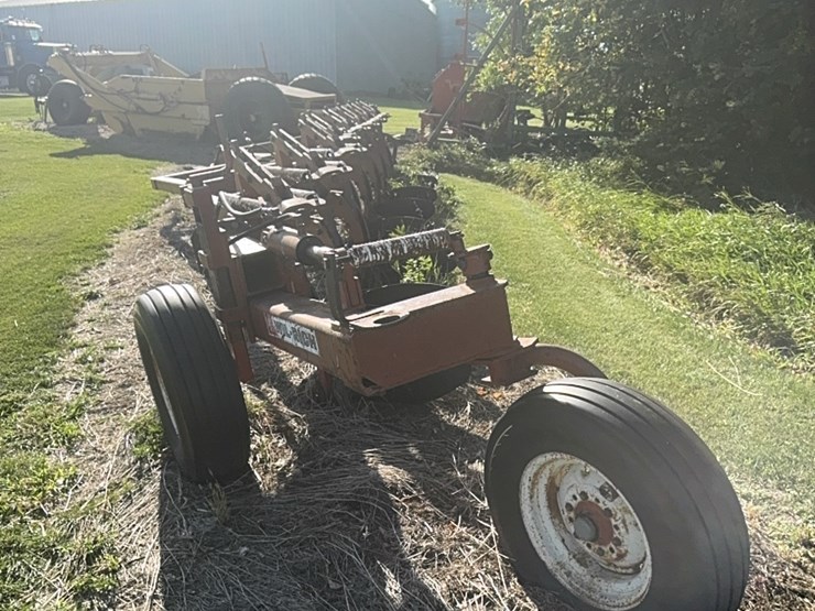 ￼wilrich-eight-bottom-auto-reset-plow,-been-parked-for-a-while,-good-working-unit-when-last-used.-image-2