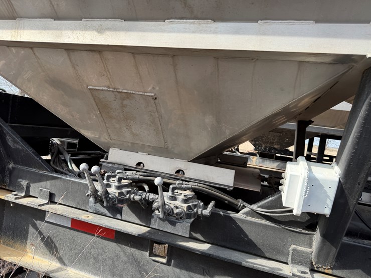 #40961-•-2011-magnolia-/-adams-t/a-fertilizer-tender-trailer-image-31