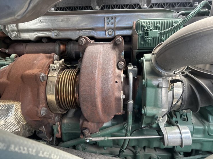 #2224-•-2025-volvo-vnl-sleeper-cab-semi-truck-tractor-image-31