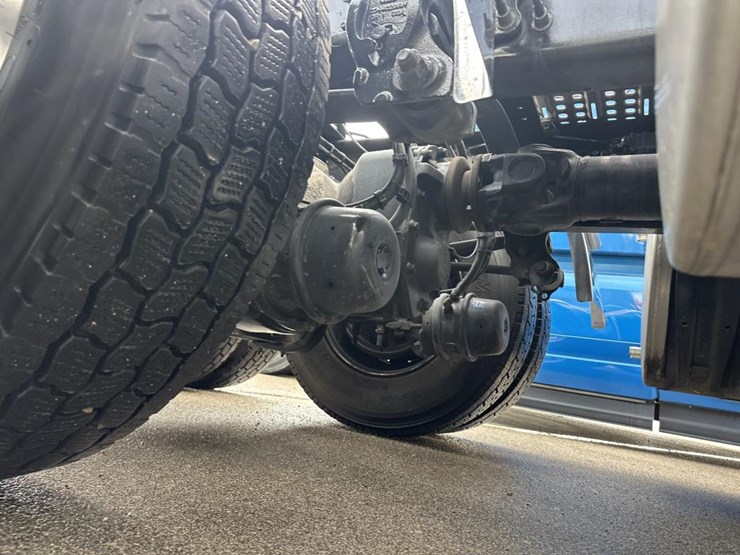 #2225-•-2024-volvo-vnl-sleeper-cab-semi-truck-tractor-image-43