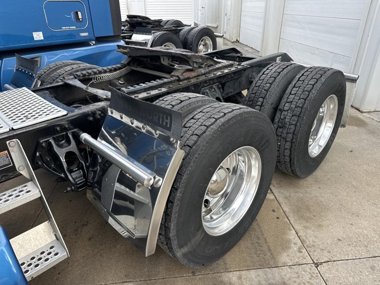 2022-kenworth-t680-image-15