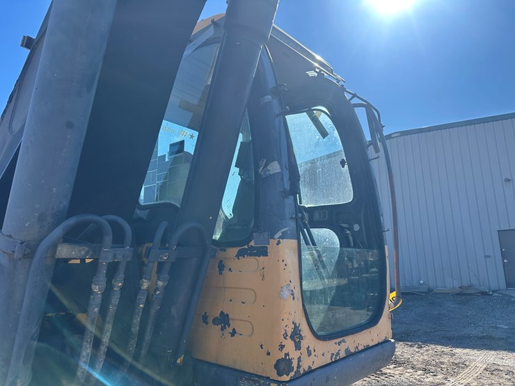 new-holland-eh215-image-15