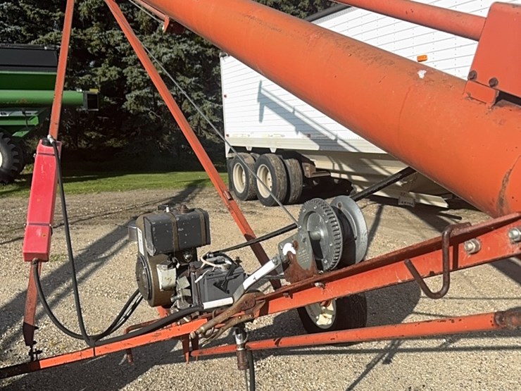 sakundiak-7–33-grain-auger-with-gas-engine-with-electric-start,-equipped-with-wheat-heart-drag-auger-image-8