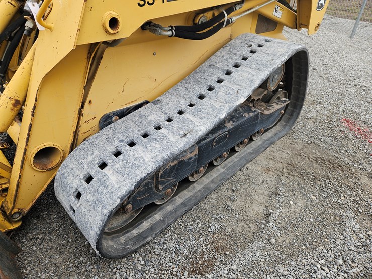 2007-deere-ct332-image-22