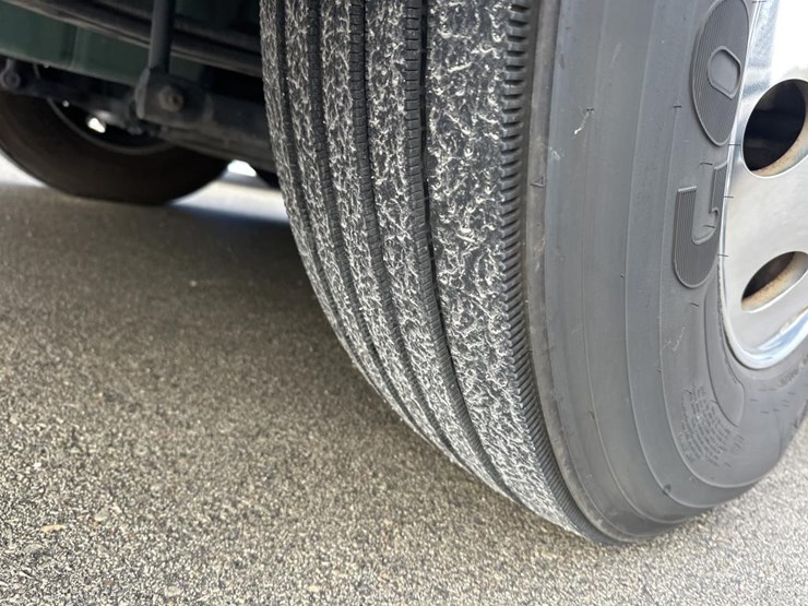 #2226-•-2024-volvo-vnl-sleeper-cab-semi-truck-tractor-image-54