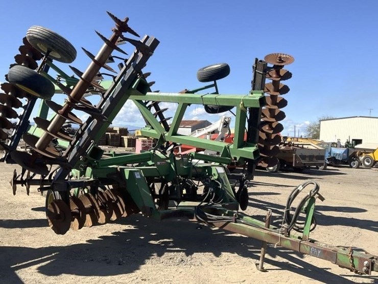 john-deere-32-image-1