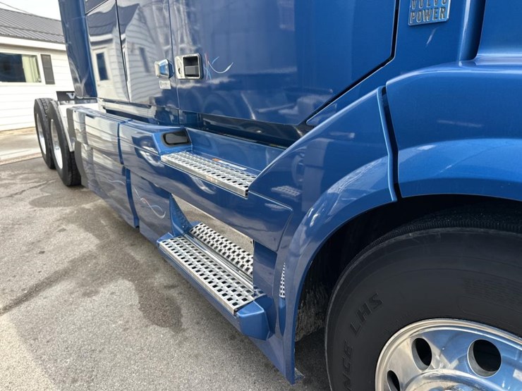 2018-volvo-10-image-21