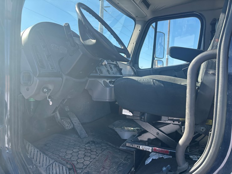 #2294-•-2013-freightliner-m2-flatbed-truck-image-29