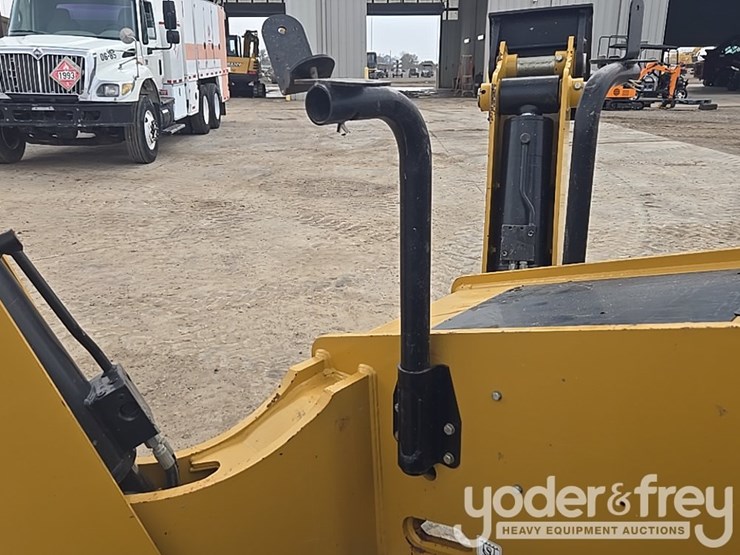 2018-caterpillar-tl1055d-image-71