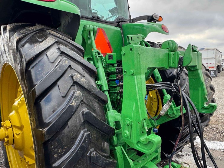 2013-john-deere-8235r-image-11