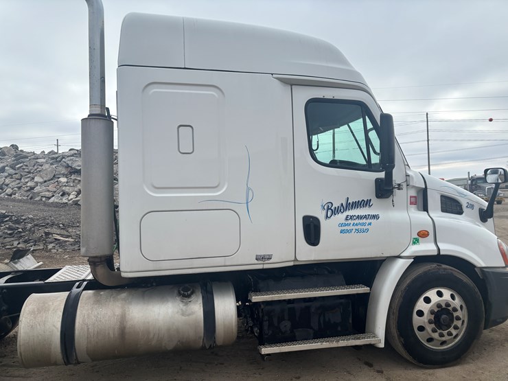 2016-freightliner-cascadia-113-image-14