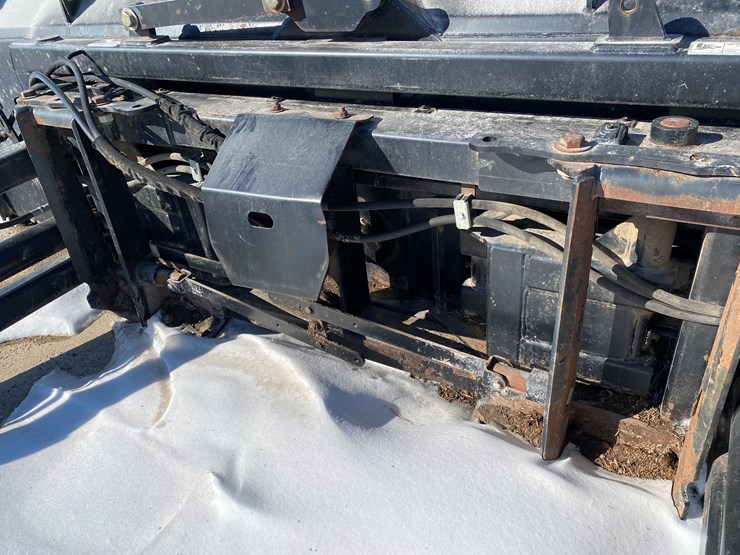 2011-new-holland-390-image-47