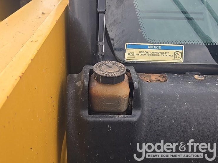 2018-caterpillar-tl1055d-image-60