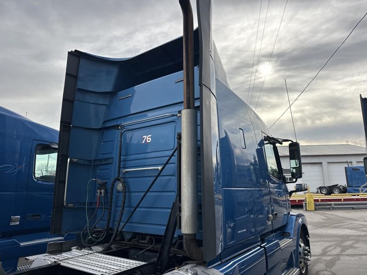 #2231-•-2016-volvo-vnl-sleeper-cab-semi-image-18