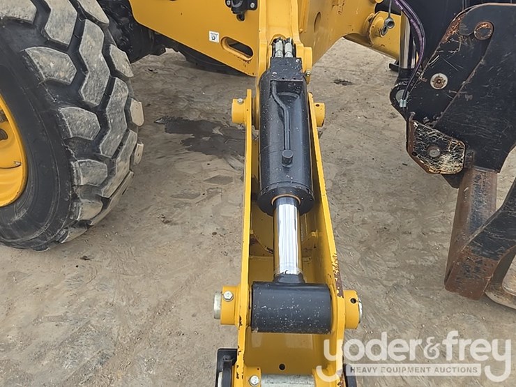 2018-caterpillar-tl1055d-image-26