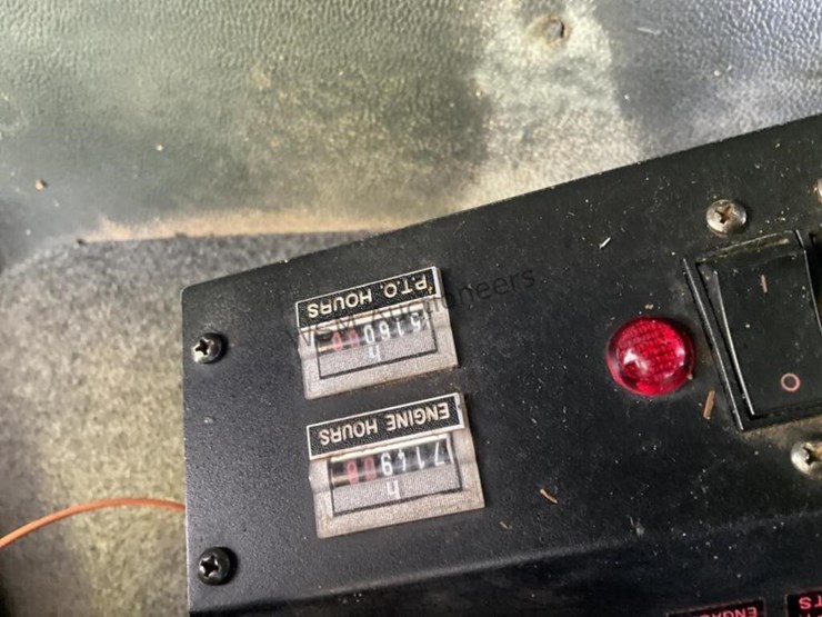 2012-freightliner-m2-106-image-30