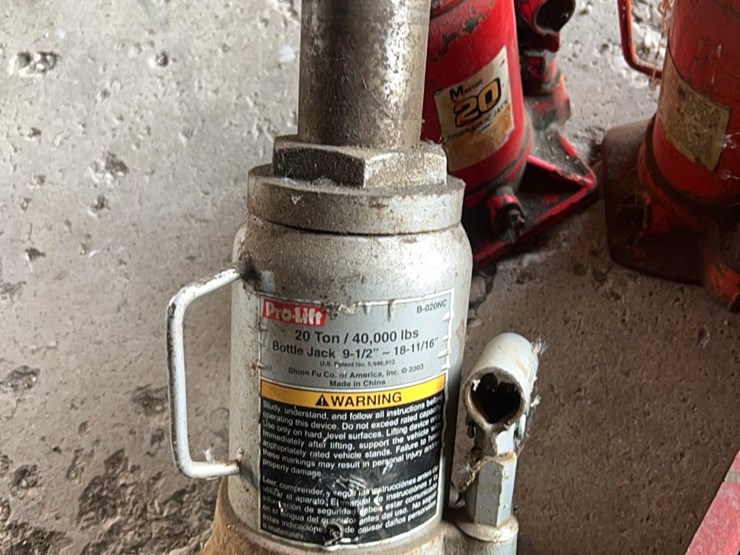 one-floor-jack,-also-three-good-hydraulic-bottle-jacks,-two-are-20-ton,-one-is-12-ton-image-5