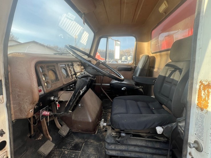 lot-12.-1981-ih-tandem-twin-screw-grain-truck,-very-good-19’-strong-box-and-hoist,-roll-tarp,-466-diesel,-5+4-
vin-af195bca10481-image-31