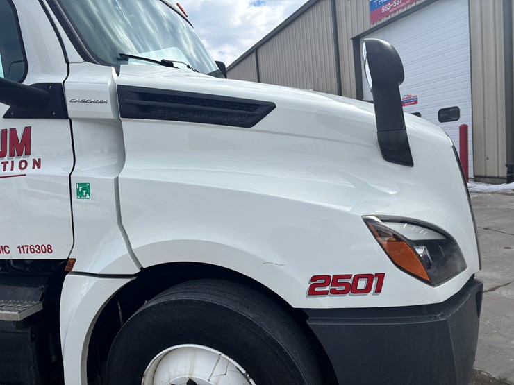 2018-freightliner-cascadia-126-image-17