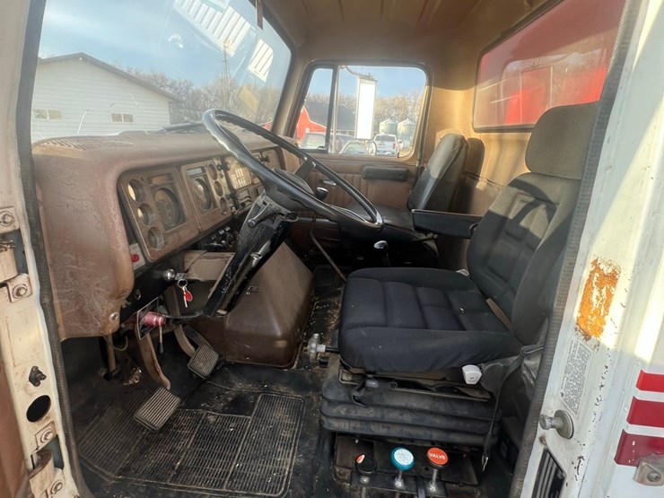 lot-12.-1981-ih-tandem-twin-screw-grain-truck,-very-good-19’-strong-box-and-hoist,-roll-tarp,-466-diesel,-5+4-
vin-af195bca10481-image-30