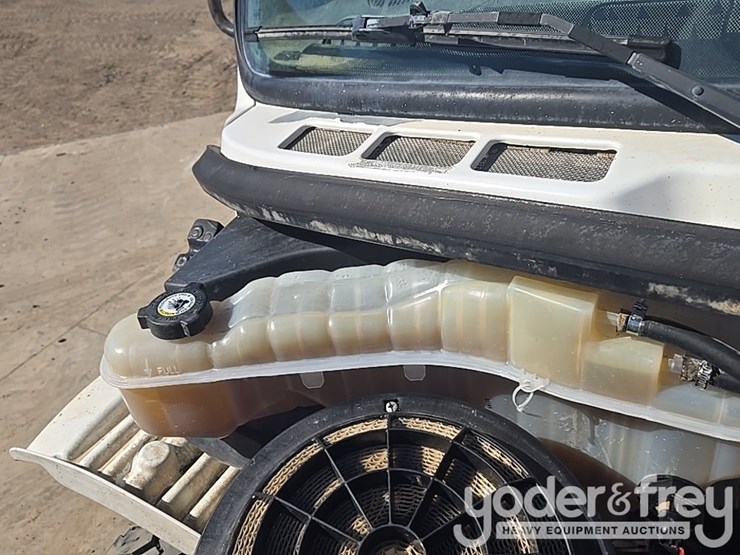 2017-freightliner-m2-106-image-36