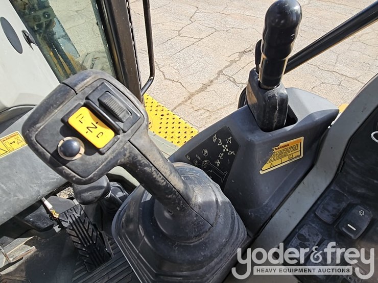 2016-caterpillar-420f2-it-image-37