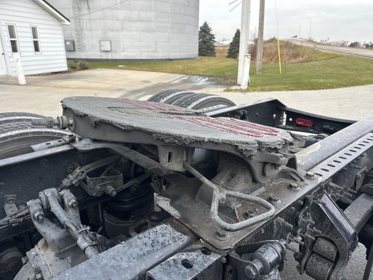 #2224-•-2025-volvo-vnl-sleeper-cab-semi-truck-tractor-image-26