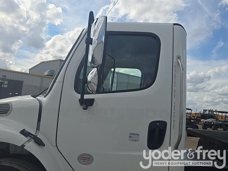 2021-freightliner-m2-106-image-104