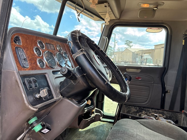 2008-peterbilt-365-image-23