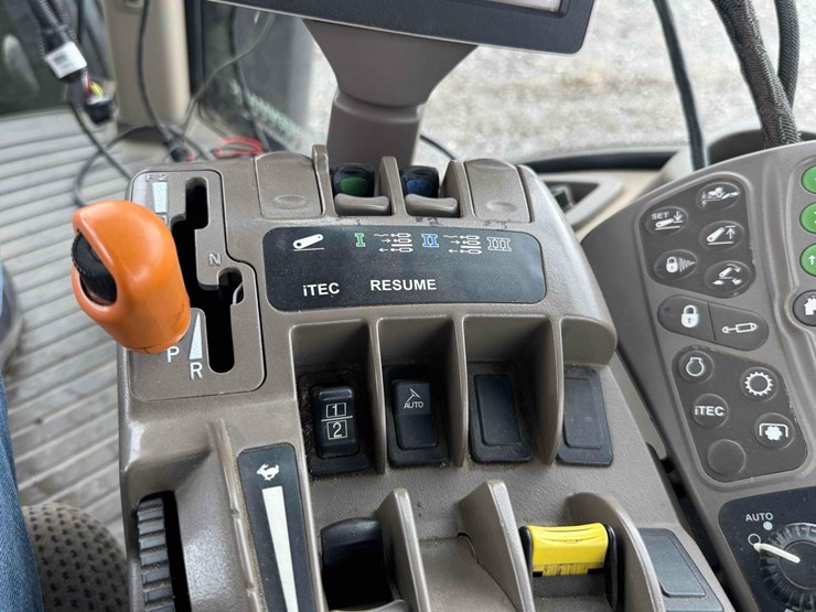 2013-john-deere-8235r-image-34