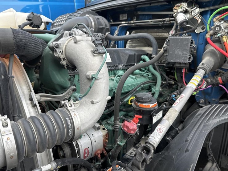 #2226-•-2024-volvo-vnl-sleeper-cab-semi-truck-tractor-image-28