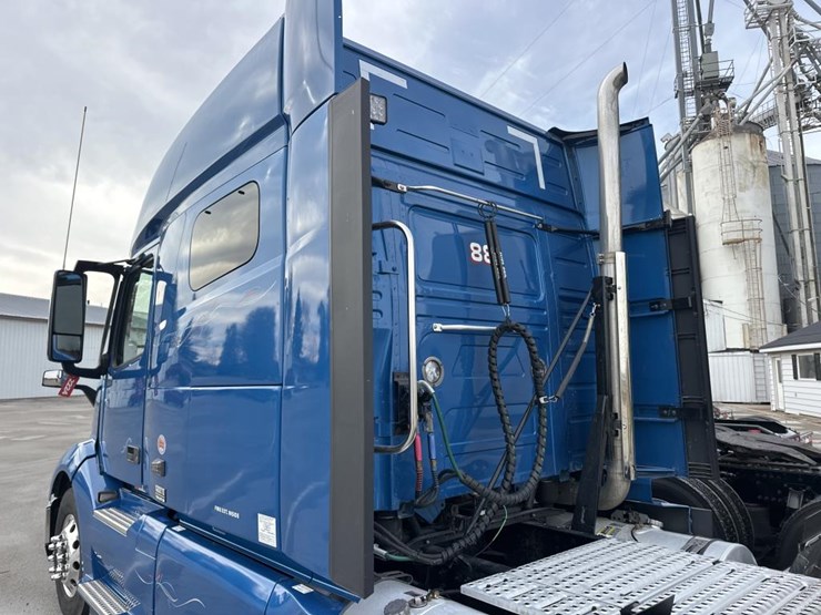 #2224-•-2025-volvo-vnl-sleeper-cab-semi-truck-tractor-image-13