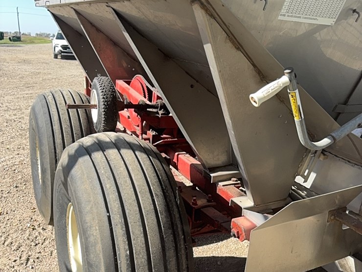 ag-–-800-stainless-steel-fertilizer-spreader,-fully-hydraulic-drive,-roll-tarp,-large-floatation-tires-￼￼-image-13
