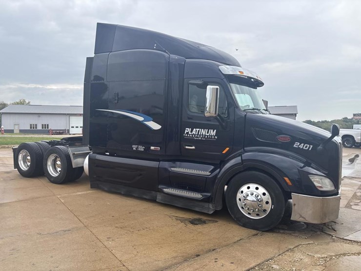 2019-peterbilt-579-image-4