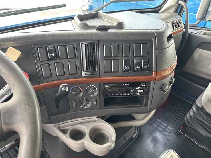 2012-volvo-10-image-46