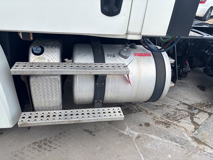 2018-freightliner-cascadia-126-image-21